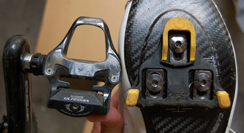 Road bike pedal and cleat