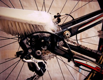 wash drivetrain with a brush