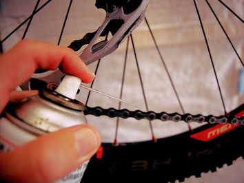 apply degreaser to bicycle chain