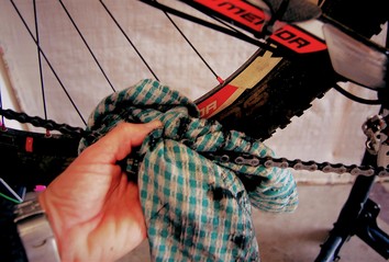 wipe bike chain with a rag