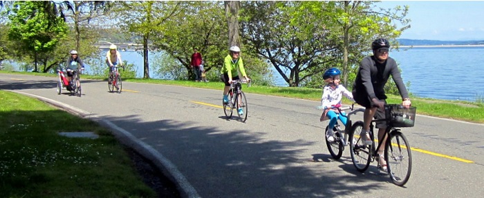 Families cycling alongside Lake Washington in Seattle