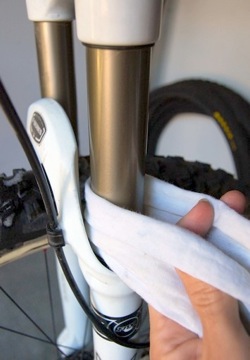 Cleaning MTB fork