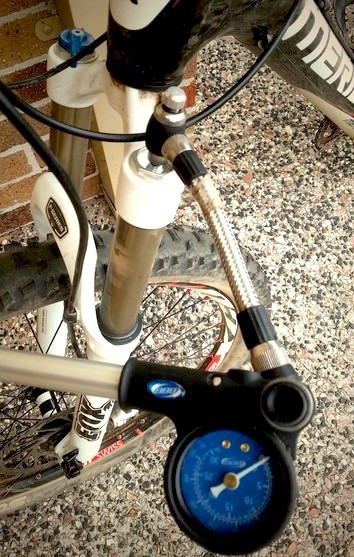 Adjusting an air fork using a shock pump