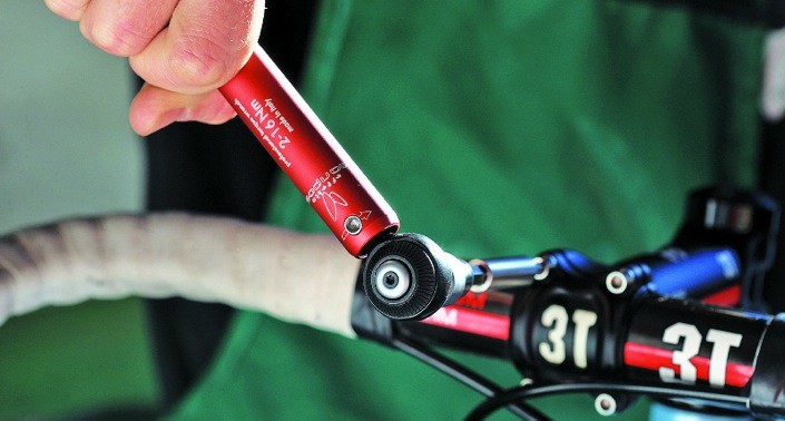 Using a cycling torque wrench