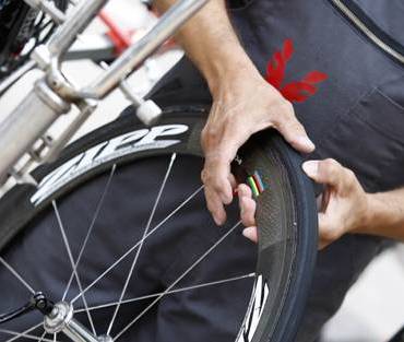 checking road bike tire pressure