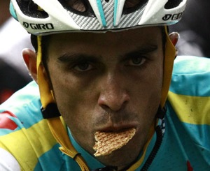 Contador Eating a wafle