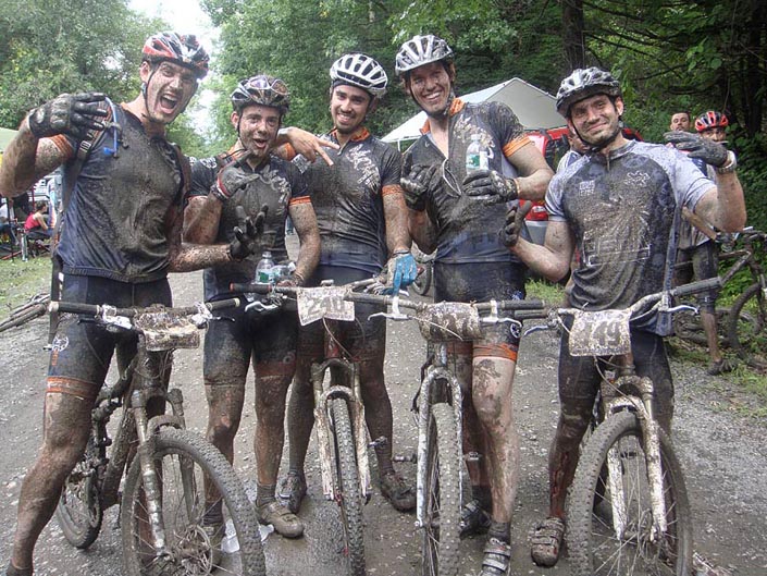 muddy mtb team having fun