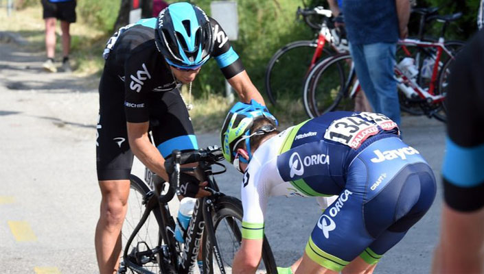 Richie Porte gets noble (but illegal) countryman assistance in Giro d'Italia race