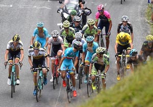 Nibali attacks when Froome has a bike problem