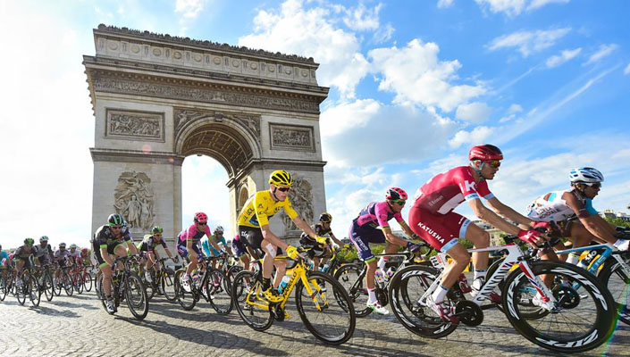 Arc de Triomphe behind racers in the final stage in Paris - Tour de France 2016