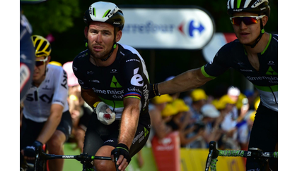 Cavendish injured in stage 4 crash of Tour de France 2017.
